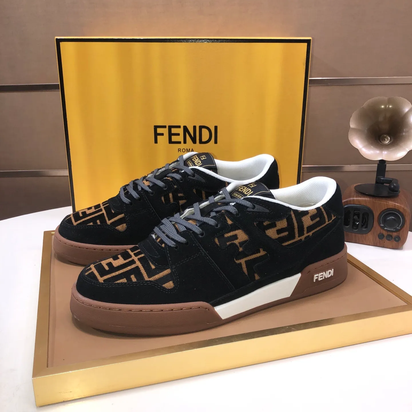 Men's men's shoes 💰600💰 Fendi 2023 latest couple model 🔥 Many 💑 stars have the same style FD match Original one-to-one replica Designer Kim Jones's first sneaker fendi match and Donkey brand Trainer basketball sneakers Material: Original silk leather Lining: Breathable mesh Packaging: Original 1:1 matching high-end packaging Size: Female 35-40 Male 38-44 (45 46. Custom-made (no return or exchange)